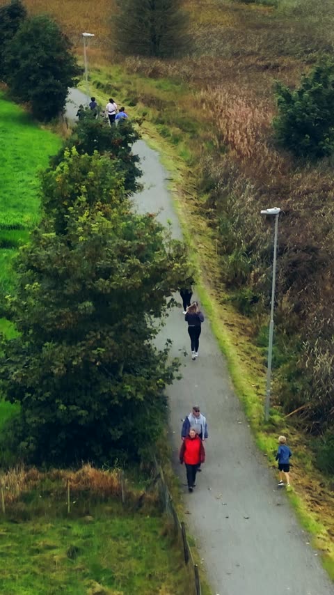 drone-09 - loepere paa stien gjennom parken rett.mp4
