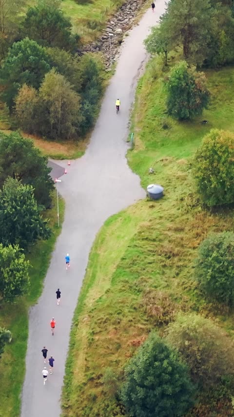 drone-15 - loepere paa stien i groentomraadet jevn.mp4