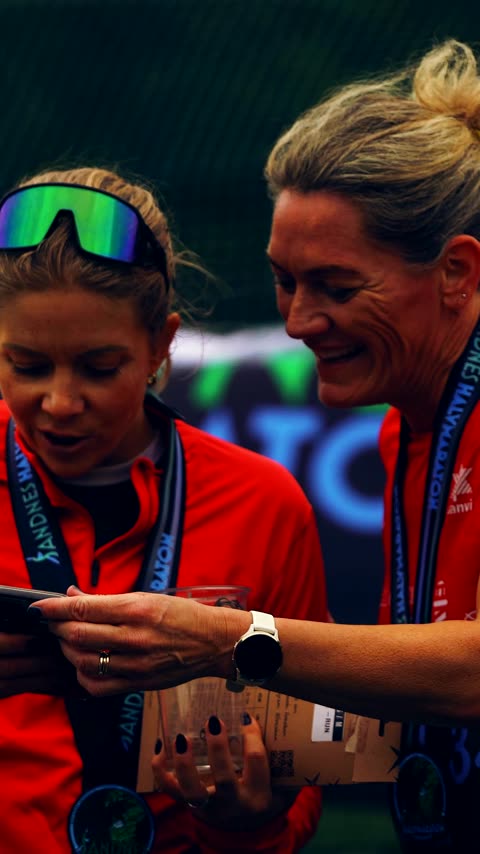 sony-a7-40 - tre kvinner med medaljer og mobil.mp4