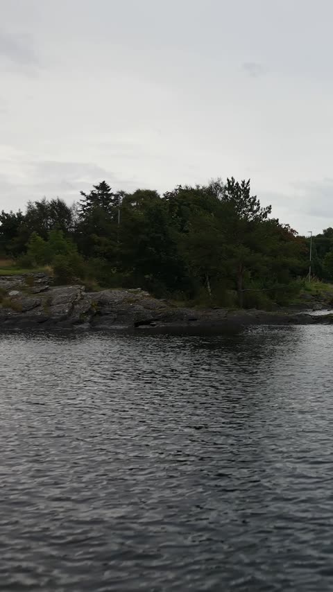 drone-08 - gul bøye og kajakk ovenfra.mp4