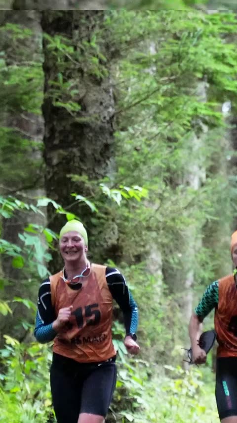 sony-ez-06 - par løper i skogen.mp4